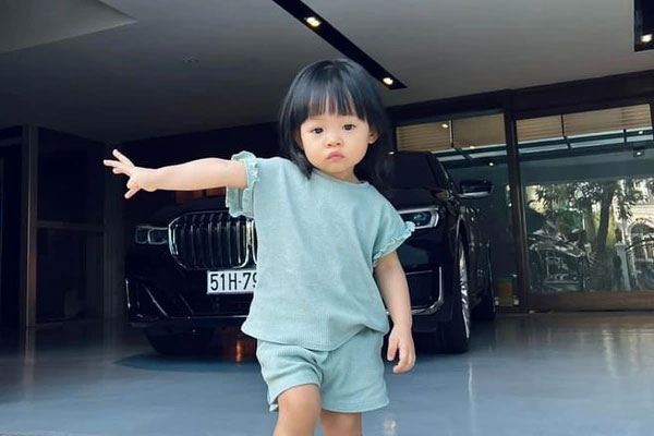 Cường Đô La đăng clip khoe 2 con nô đùa: Chỉ vài giây mà lộ luôn cách dạy con khéo léo-4