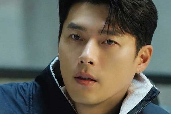 Đưa mẹ 70 tuổi đi dự tiệc, tôi bị bạn cùng lớp nói bóng gió cười chê, đến khi tôi vén tay áo mẹ lên mọi người đều vỗ tay ca tụng-1