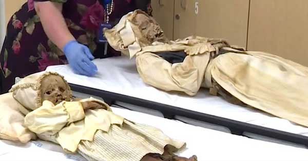 Tìm thấy xác ướp 300 tuổi của 2 mẹ con dưới hầm mộ nhà thờ, chuyên gia hé lộ sự thật hàng vạn đứa trẻ thời xưa phải hứng chịu-1
