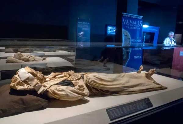 Tìm thấy xác ướp 300 tuổi của 2 mẹ con dưới hầm mộ nhà thờ, chuyên gia hé lộ sự thật hàng vạn đứa trẻ thời xưa phải hứng chịu-4