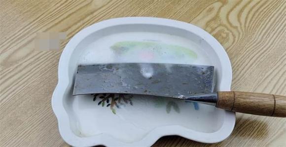 Dao thái thịt nên được mài thường xuyên, tôi sẽ dạy bạn một mẹo, không cần đá mài, con dao làm bếp vẫn có thể sắc bén như mới-2