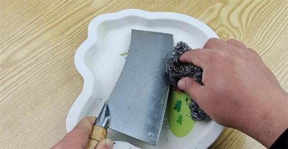 Dao thái thịt nên được mài thường xuyên, tôi sẽ dạy bạn một mẹo, không cần đá mài, con dao làm bếp vẫn có thể sắc bén như mới-3