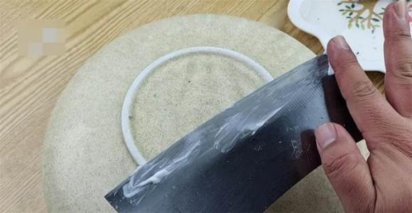 Dao thái thịt nên được mài thường xuyên, tôi sẽ dạy bạn một mẹo, không cần đá mài, con dao làm bếp vẫn có thể sắc bén như mới-4