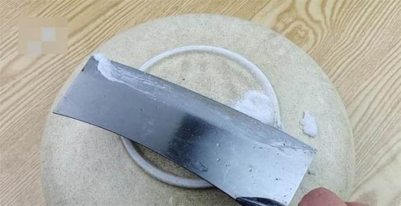 Dao thái thịt nên được mài thường xuyên, tôi sẽ dạy bạn một mẹo, không cần đá mài, con dao làm bếp vẫn có thể sắc bén như mới-5