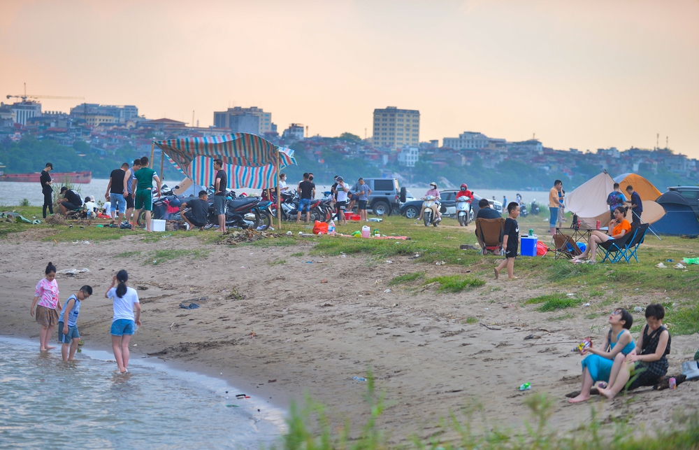 Ảnh: Hàng nghìn người đổ về bãi sông Hồng trải chiếu, dựng lều trại giải nhiệt đầu mùa hè-2