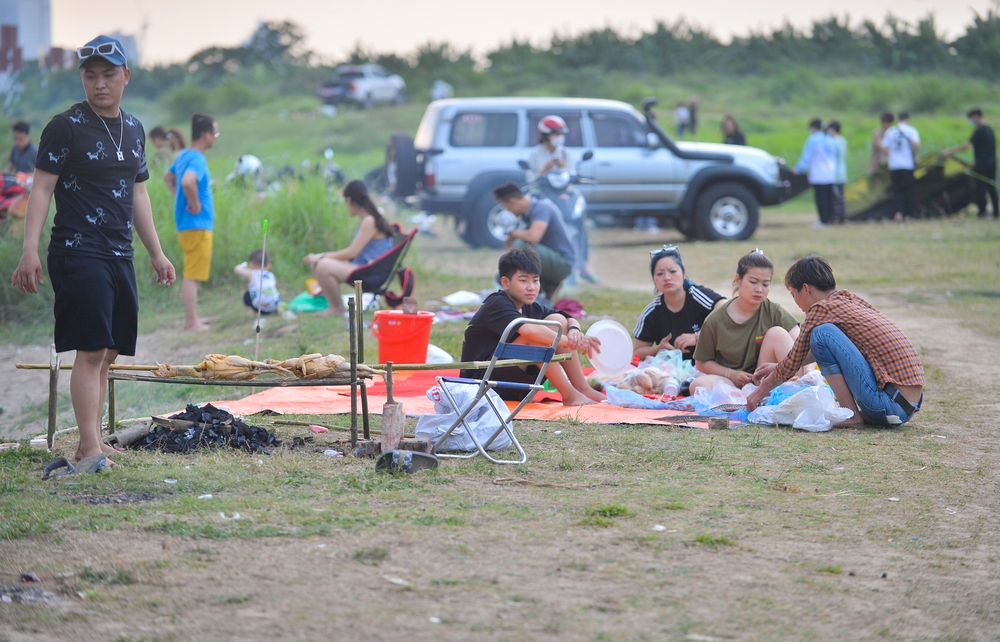 Ảnh: Hàng nghìn người đổ về bãi sông Hồng trải chiếu, dựng lều trại giải nhiệt đầu mùa hè-3