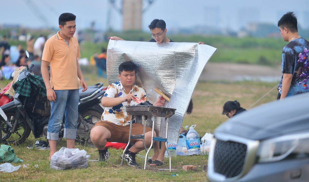Ảnh: Hàng nghìn người đổ về bãi sông Hồng trải chiếu, dựng lều trại giải nhiệt đầu mùa hè-4
