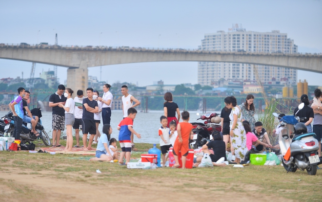 Ảnh: Hàng nghìn người đổ về bãi sông Hồng trải chiếu, dựng lều trại giải nhiệt đầu mùa hè-5