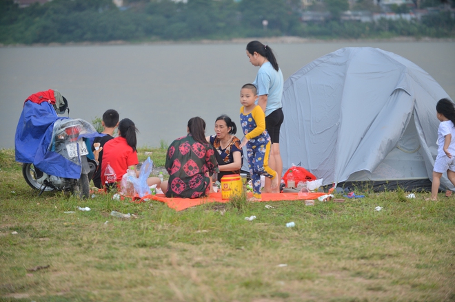 Ảnh: Hàng nghìn người đổ về bãi sông Hồng trải chiếu, dựng lều trại giải nhiệt đầu mùa hè-6