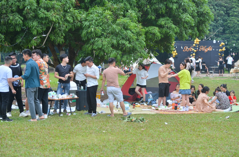 Ảnh: Hàng nghìn người đổ về bãi sông Hồng trải chiếu, dựng lều trại giải nhiệt đầu mùa hè-10