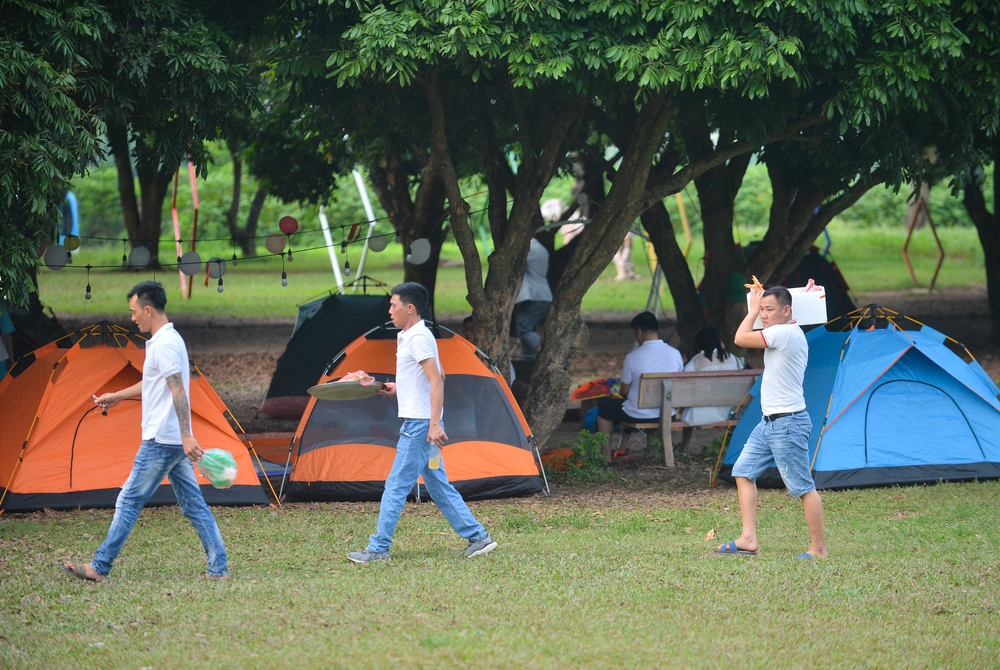 Ảnh: Hàng nghìn người đổ về bãi sông Hồng trải chiếu, dựng lều trại giải nhiệt đầu mùa hè-12