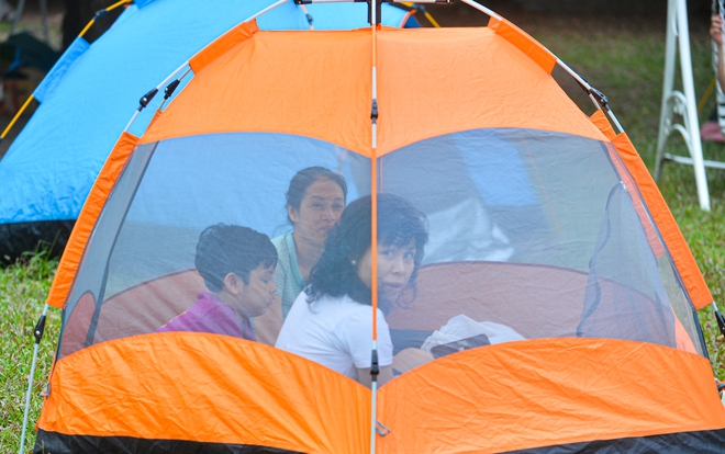 Ảnh: Hàng nghìn người đổ về bãi sông Hồng trải chiếu, dựng lều trại giải nhiệt đầu mùa hè-14