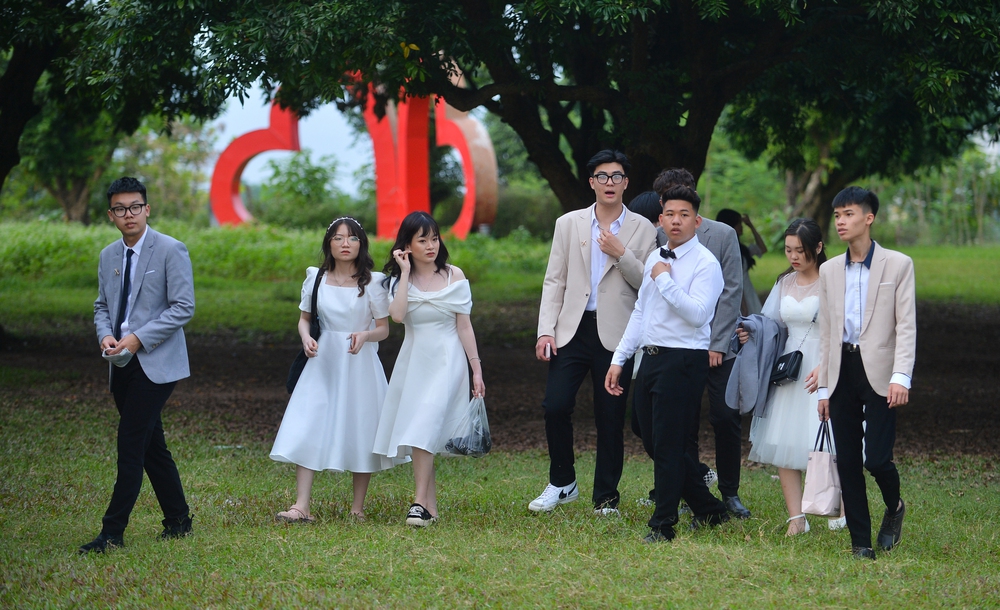 Ảnh: Hàng nghìn người đổ về bãi sông Hồng trải chiếu, dựng lều trại giải nhiệt đầu mùa hè-15