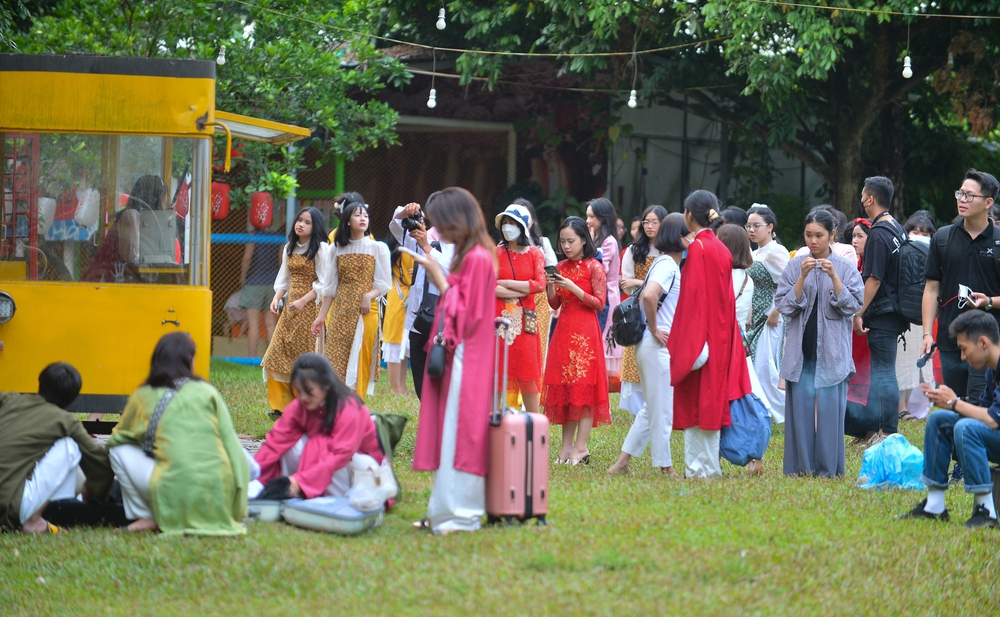 Ảnh: Hàng nghìn người đổ về bãi sông Hồng trải chiếu, dựng lều trại giải nhiệt đầu mùa hè-16