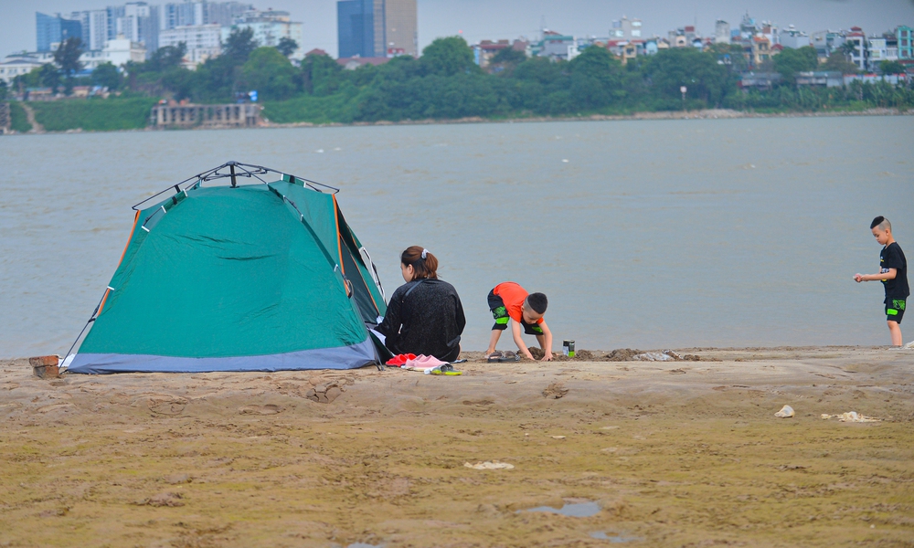 Ảnh: Hàng nghìn người đổ về bãi sông Hồng trải chiếu, dựng lều trại giải nhiệt đầu mùa hè-7