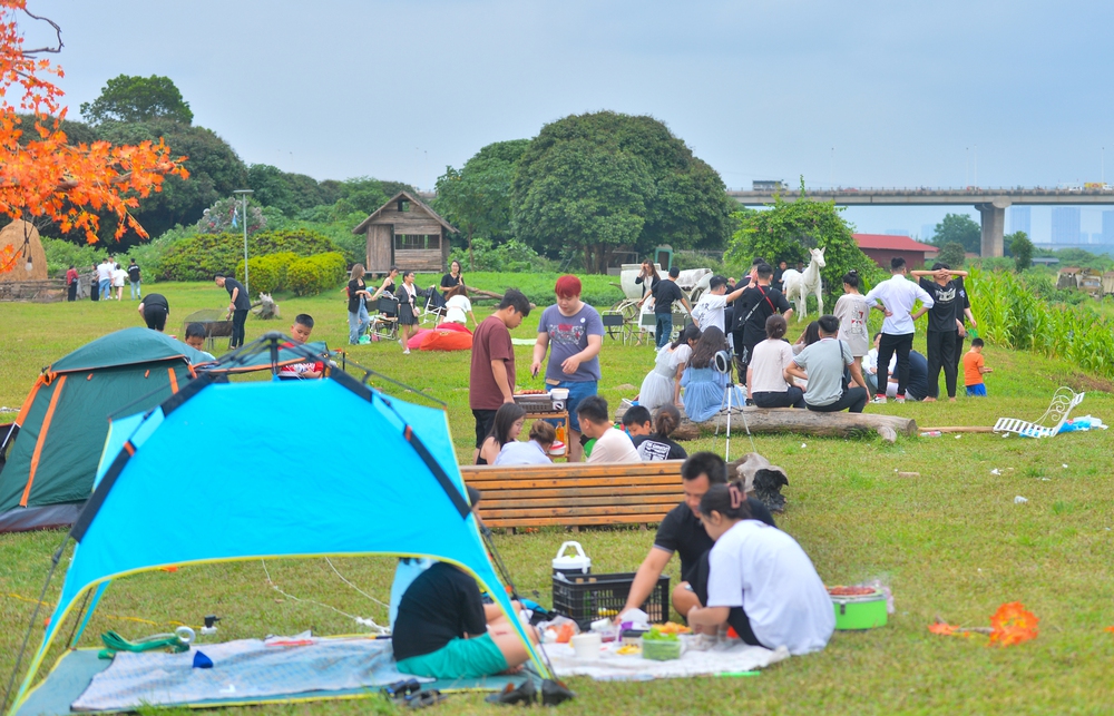 Ảnh: Hàng nghìn người đổ về bãi sông Hồng trải chiếu, dựng lều trại giải nhiệt đầu mùa hè-9