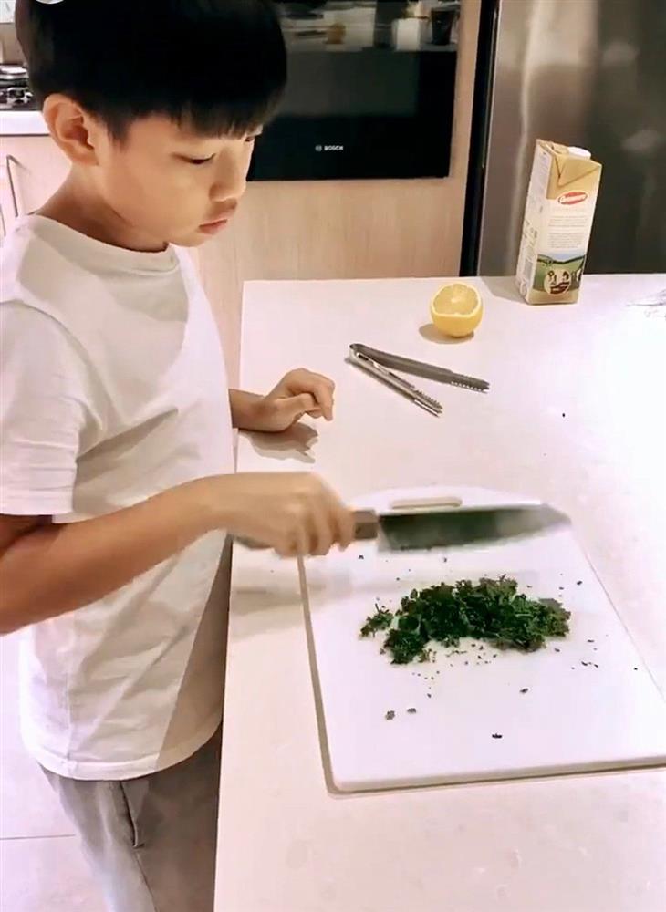 Muôn kiểu dạy con của sao Việt: Lý Hải để 4 con nằm chung dưới đất, Quyền Linh cho con ăn cơm với nước mắm, nằm quạt thay điều hòa-3