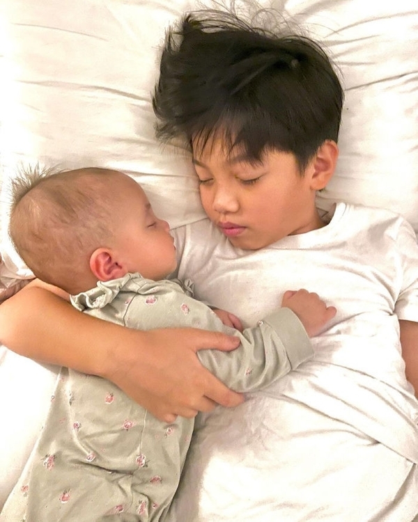 Muôn kiểu dạy con của sao Việt: Lý Hải để 4 con nằm chung dưới đất, Quyền Linh cho con ăn cơm với nước mắm, nằm quạt thay điều hòa-4