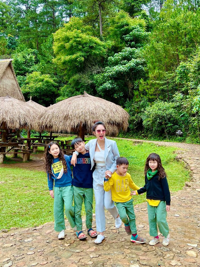 Muôn kiểu dạy con của sao Việt: Lý Hải để 4 con nằm chung dưới đất, Quyền Linh cho con ăn cơm với nước mắm, nằm quạt thay điều hòa-21