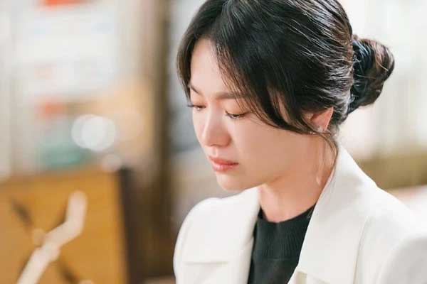 Mẹ chồng lúc nào cũng nhét rác vào tủ, tôi bảo chồng đưa mẹ về quê nhưng sau khi mở tủ ra mà nghẹn ngào rơi nước mắt-1