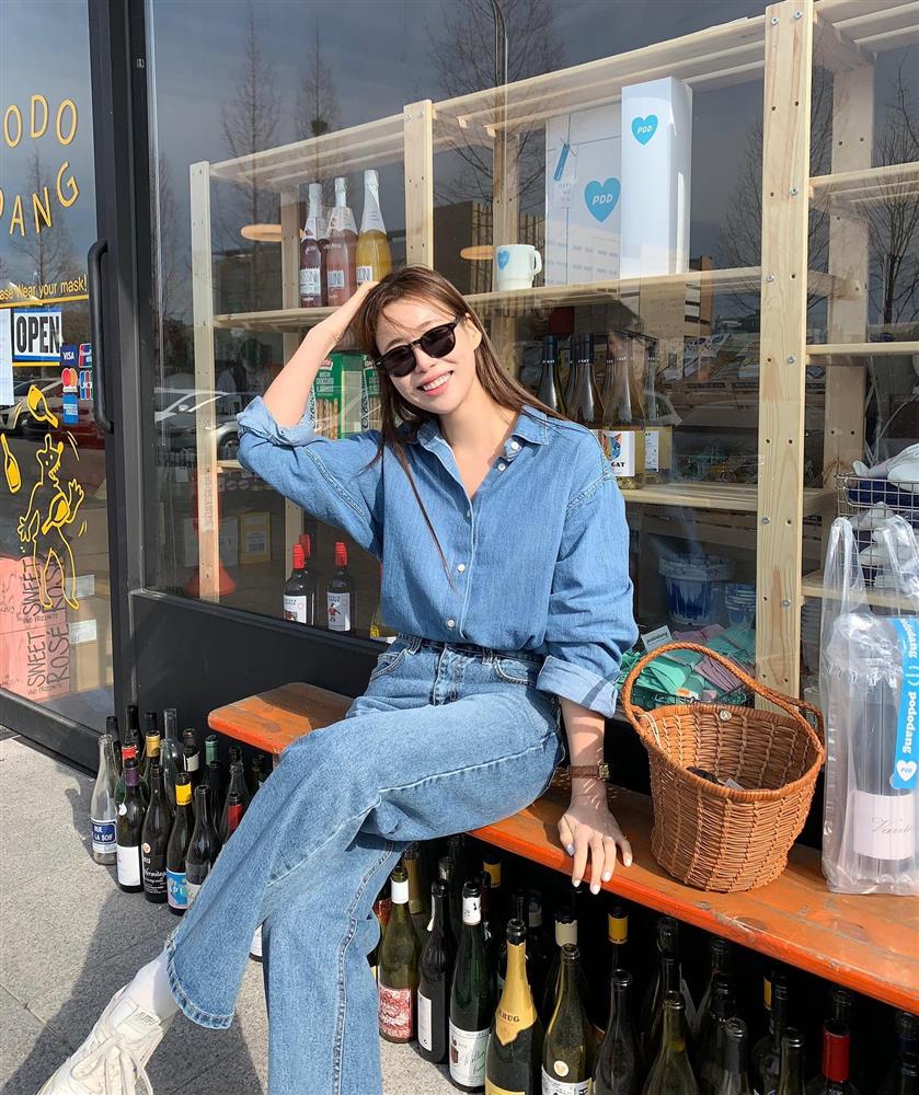 Trang phục denim-on-denim lại thành xu hướng, nàng nào diện lên cũng trẻ trung đầy phong cách-2