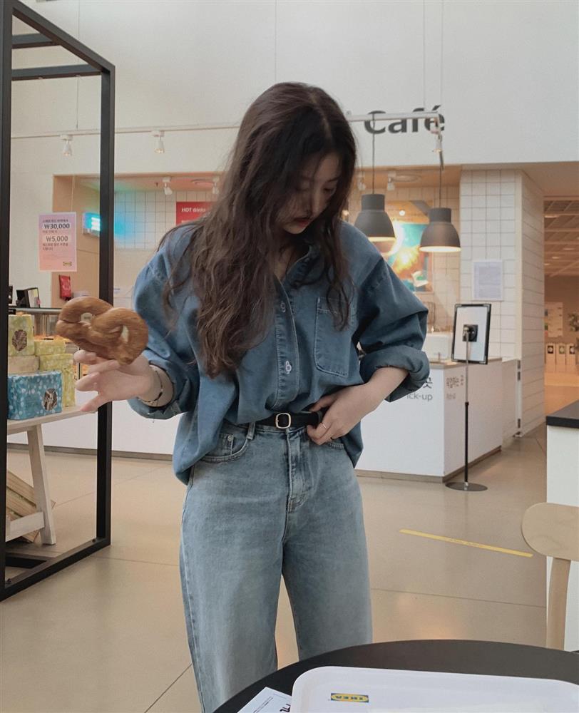 Trang phục denim-on-denim lại thành xu hướng, nàng nào diện lên cũng trẻ trung đầy phong cách-3