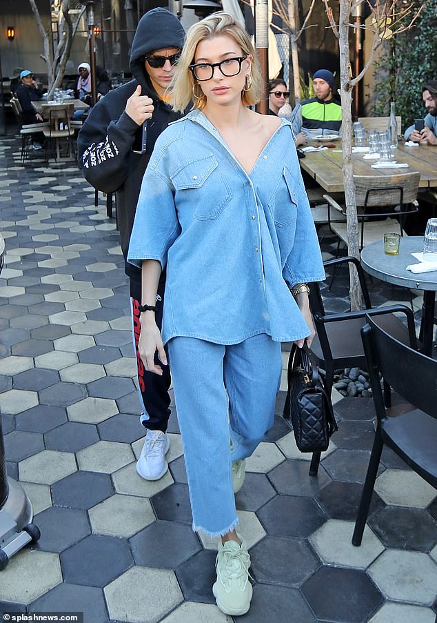 Trang phục denim-on-denim lại thành xu hướng, nàng nào diện lên cũng trẻ trung đầy phong cách-8