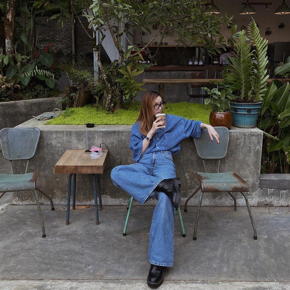 Trang phục denim-on-denim lại thành xu hướng, nàng nào diện lên cũng trẻ trung đầy phong cách-14