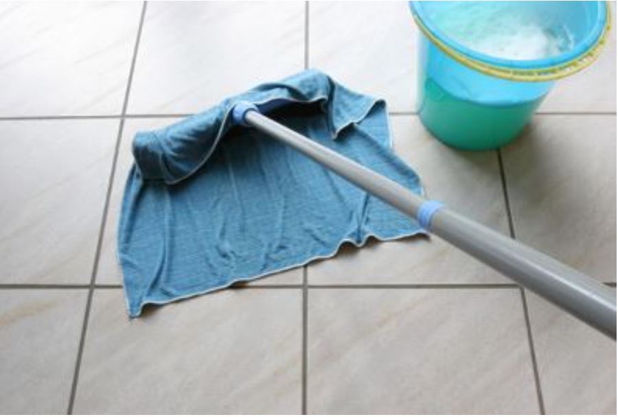 Lau nhà bằng sữa tươi, nghe thì lạ nhưng nếu áp dụng được thì đem lại hiệu quả mỹ mãn-1