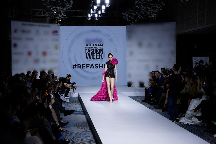 Thanh Hằng chặt đẹp Miss Universe 2021 khi đụng hàng-2