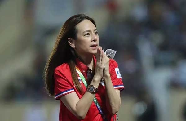 Trưởng đoàn xinh đẹp của bóng đá Thái Lan: Nữ thừa kế sáng giá của đế chế 98 tỷ USD, từng tặng đồng hồ Rolex để khích lệ tinh thần cầu thủ-2