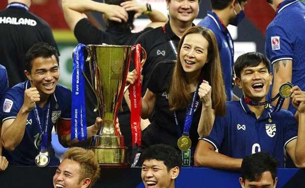 Trưởng đoàn xinh đẹp của bóng đá Thái Lan: Nữ thừa kế sáng giá của đế chế 98 tỷ USD, từng tặng đồng hồ Rolex để khích lệ tinh thần cầu thủ-4