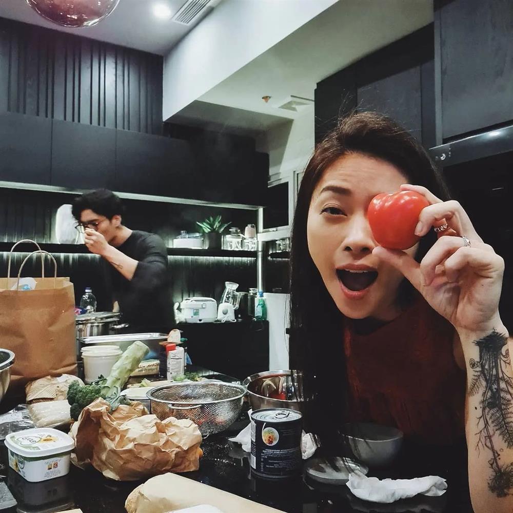 Các chị đại Vbiz khi yêu phi công trẻ: Ngô Thanh Vân được chiều như công chúa, Lệ Quyên bẽn lẽn như mới yêu lần đầu-2