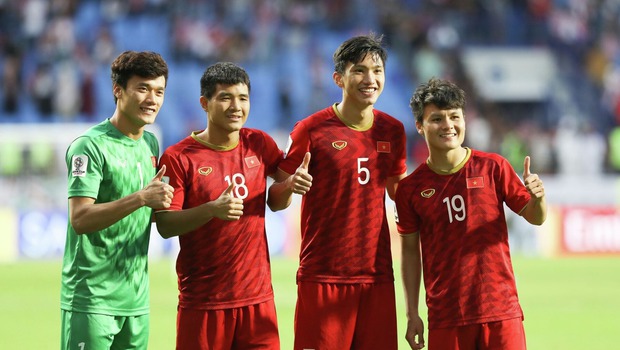 Hội bạn thân Bùi Tiến Dũng - Hà Đức Chinh - Văn Hậu và Quang Hải sau 4 năm lập kỳ tích: Ai cũng phất lên trông thấy, chỉ 1 người chịu lấy vợ!-1