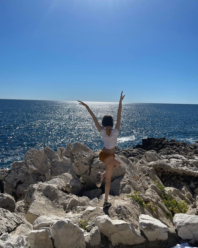 Đỉnh như Lisa, diện đồ vừa xuyên thấu vừa cut-out nhưng nhìn không hề phô phang mới tài!-4