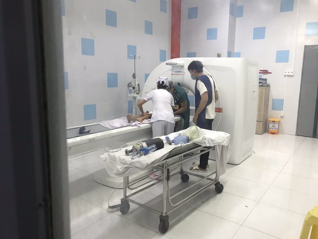 TP.HCM: Bé trai 8 tuổi ngã đập đầu vào bục giảng chấn thương não-1