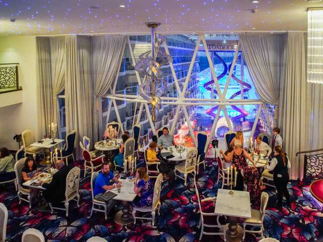 Có gì trên siêu du thuyền hạng sang lớn nhất thế giới, hóa ra thành phố trên biển là có thật-8