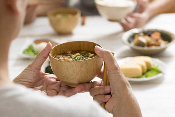 Đây là thói quen tai hại khi ăn cơm, gây suy giảm tuổi thọ mà người Nhật tránh xa, tiếc là người Việt lại hay làm ngược lại-3