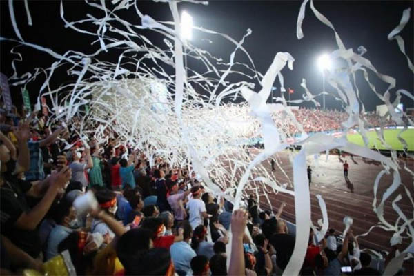 Chung cư vạn dân lắp màn hình LED khổng lồ cổ vũ 2 trận chung kết bóng đá SEA Games 31-12