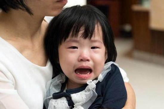 Nhờ mẹ chồng trông con vì phải làm thêm giờ, nhìn cảnh tượng khi đến đón bé mà tôi tức điên người