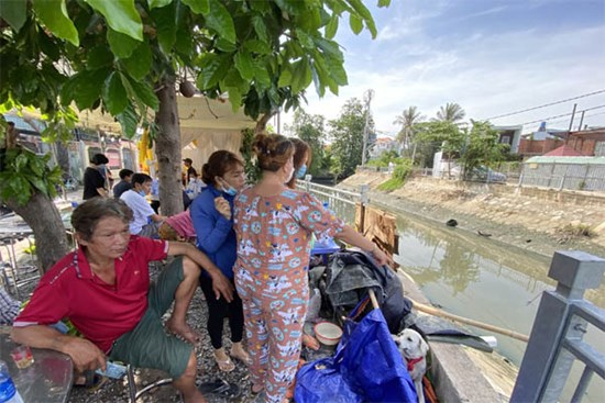 Gia đình đau xót khi 2 anh em ruột rơi xuống kênh tử vong ở TP.HCM: “Có thể anh trai cứu em trượt chân nên cả hai đều rơi xuống kênh”