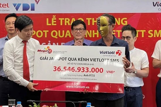 Mua Vietlott trong lúc chờ đón con, một ông bố ở TP.HCM trở thành tỷ phú