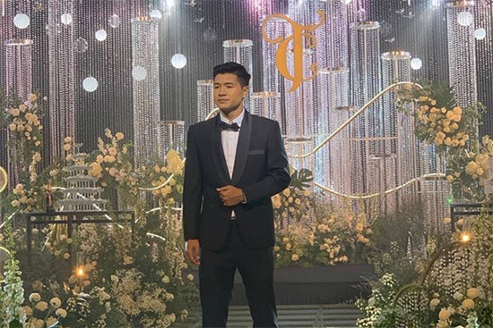Không gian tiệc cưới của Hà Đức Chinh ở khách sạn 5 sao Hà Nội: Hoa tươi ngập tràn, tổng chi phí ngót nghét 1 tỷ!