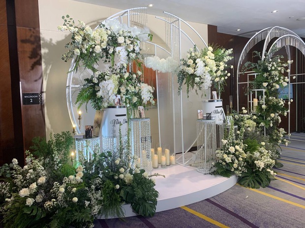 Không gian tiệc cưới của Hà Đức Chinh ở khách sạn 5 sao Hà Nội: Hoa tươi ngập tràn, tổng chi phí ngót nghét 1 tỷ!-2