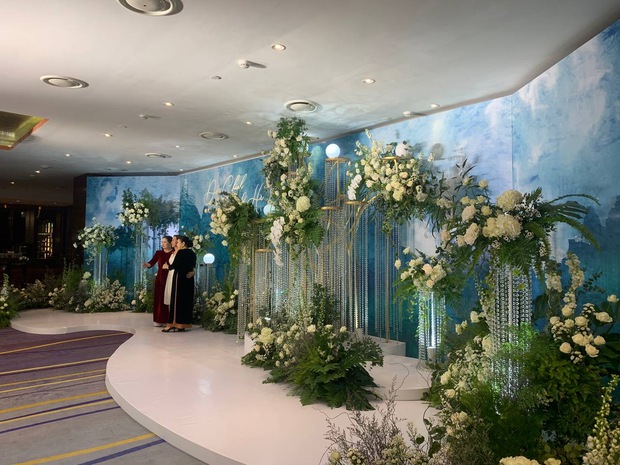 Không gian tiệc cưới của Hà Đức Chinh ở khách sạn 5 sao Hà Nội: Hoa tươi ngập tràn, tổng chi phí ngót nghét 1 tỷ!-1