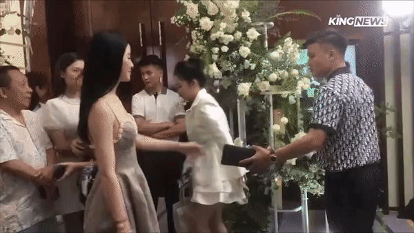 Khoảnh khắc công khai ngọt như mía lùi của Quang Hải và bạn gái, đàng trai trao ví - đàng gái đón lấy gọn bâng-2