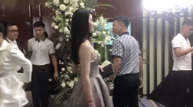 Khoảnh khắc công khai ngọt như mía lùi của Quang Hải và bạn gái, đàng trai trao ví - đàng gái đón lấy gọn bâng-3