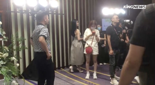 Khoảnh khắc công khai ngọt như mía lùi của Quang Hải và bạn gái, đàng trai trao ví - đàng gái đón lấy gọn bâng-4