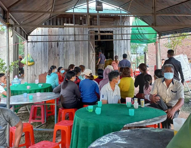 Vừa khâm liệm cho vợ, chồng ra sau nhà treo cổ tự tử-1