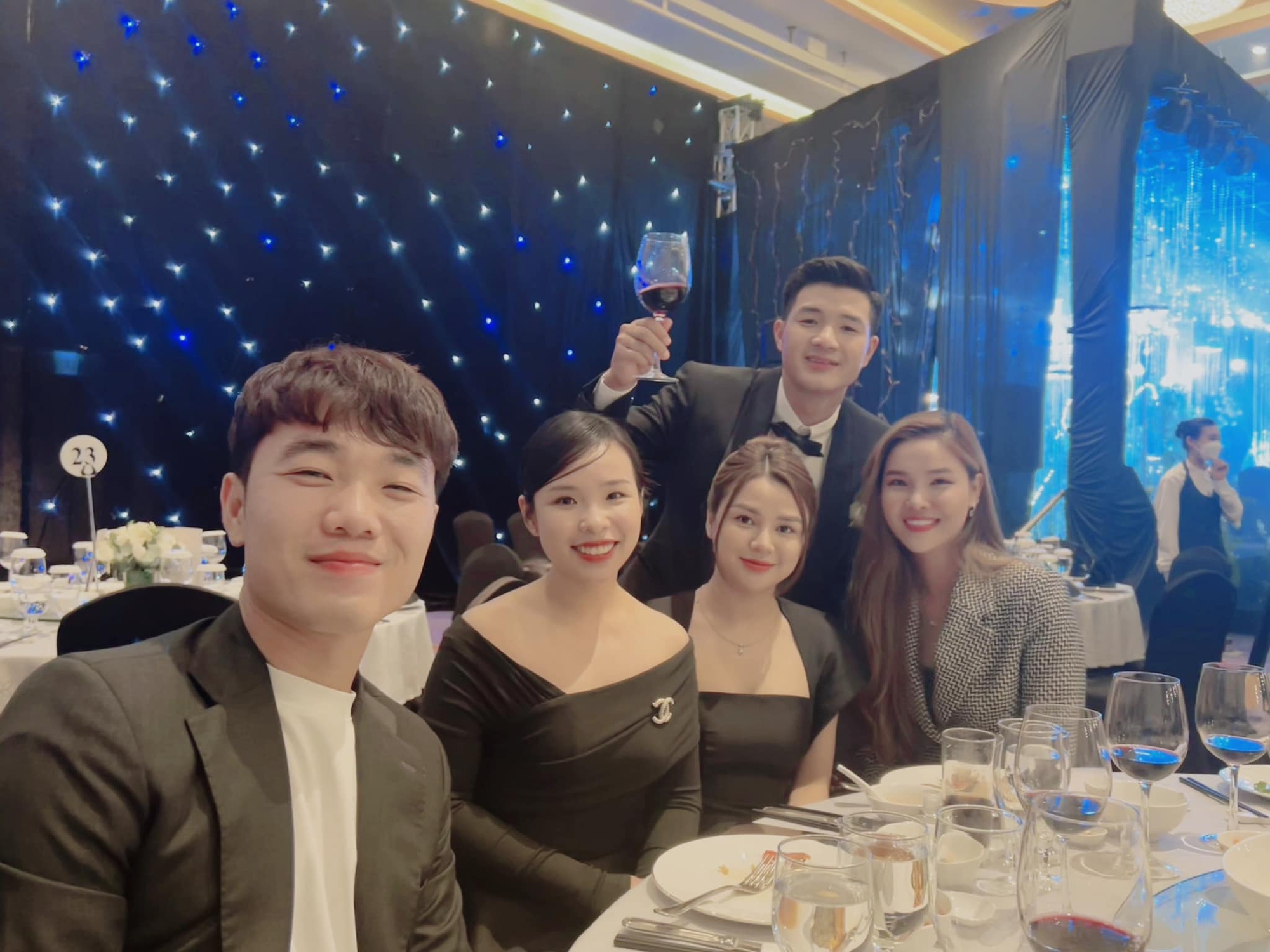 Điểm tên dàn khách mời nổi tiếng dự đám cưới Đức Chinh: Vợ Công Phượng cũng góp mặt-5